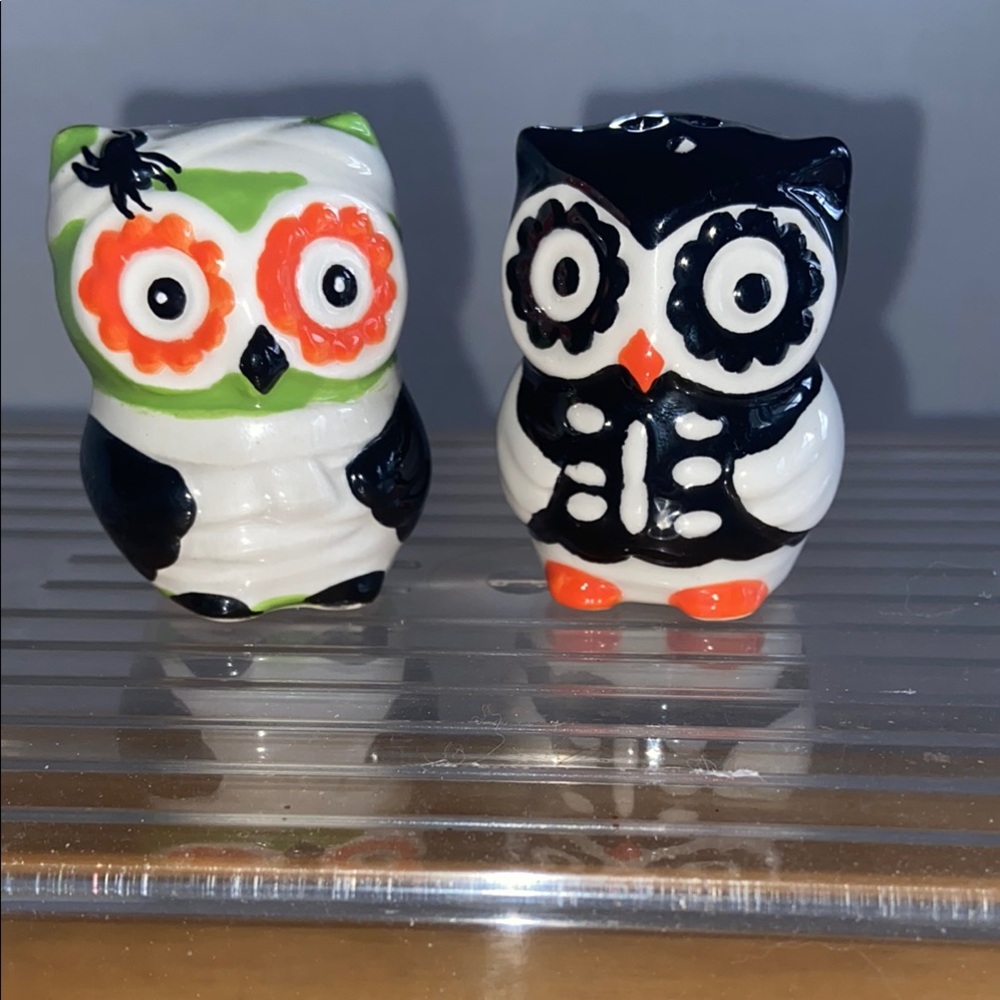 Cracker Barrel Halloween Owl salt and pepper shakers